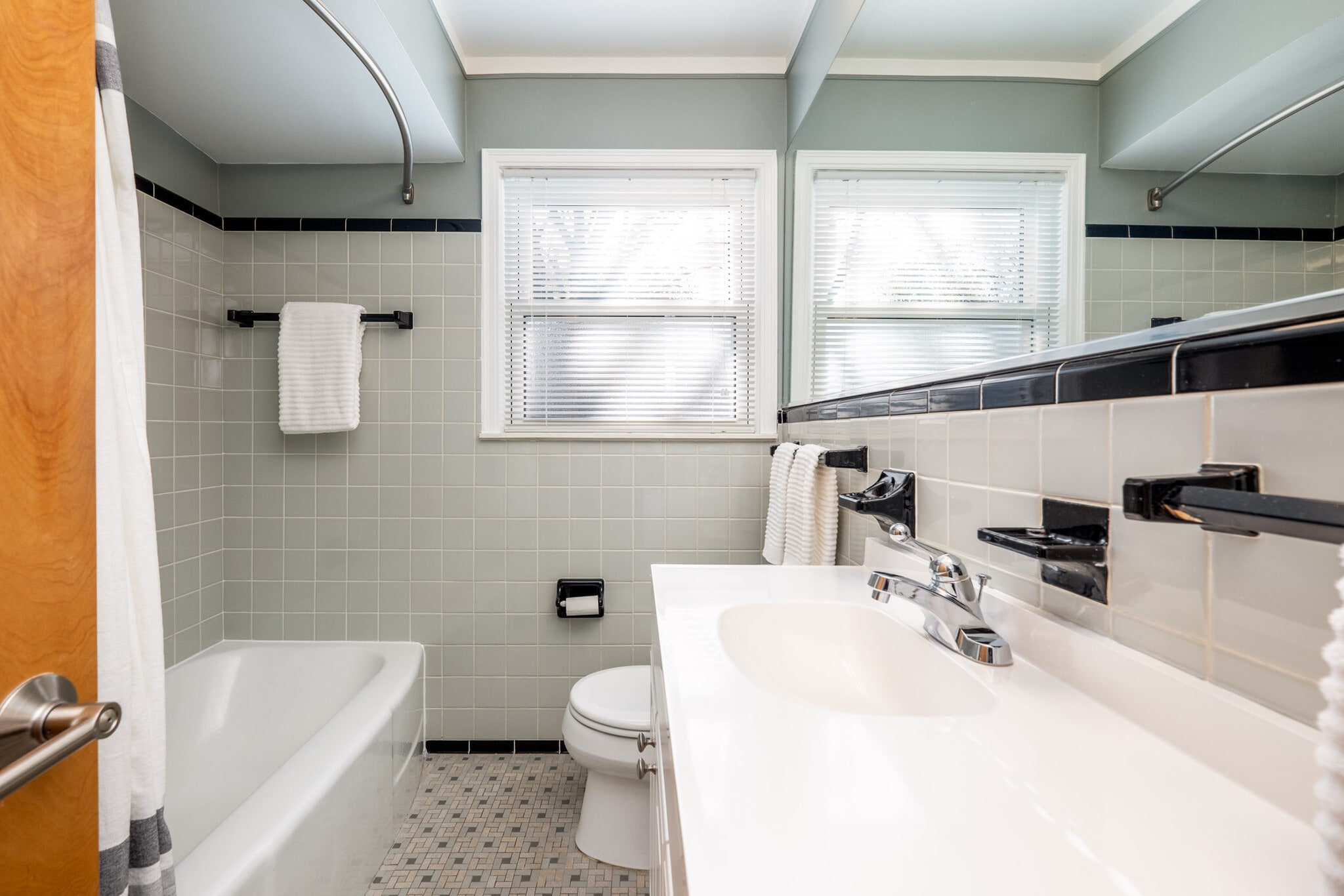 Building Photo - 429 E La Salle Ave