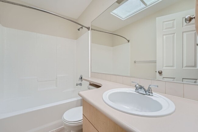 Building Photo - 3bed/2.5 End Townhome Unit with Attached Garage in Renton!