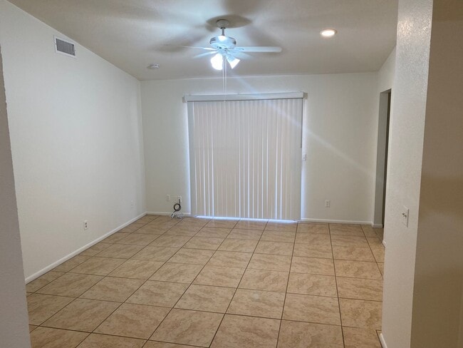 Building Photo - Henderson!!! 4 Bedrooms!! Single Story!! 2 car garage!! Big Back Yard!!! No HOA!! All Appliances!!