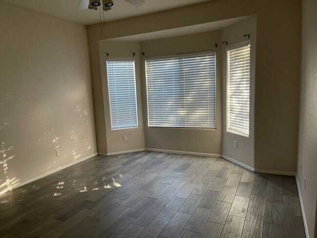 Building Photo - 4 bedroom 2 bath in Goodyear