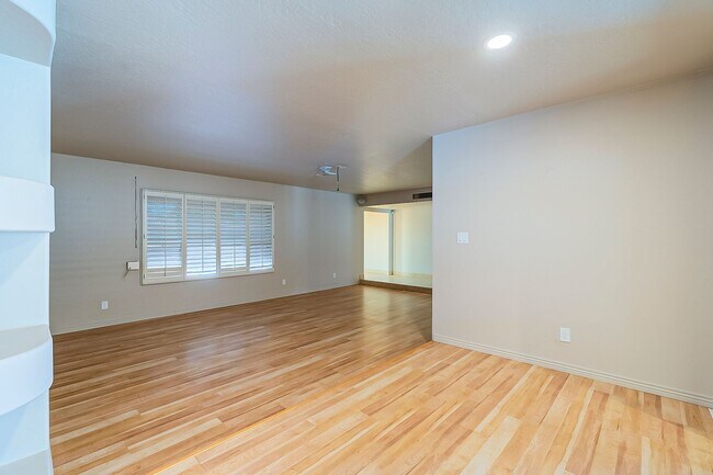 Building Photo - Move in Ready! 3 Bedrooms, 3 Bathrooms & P...