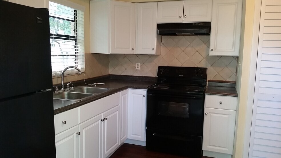 Building Photo - 915 E 109th Ave