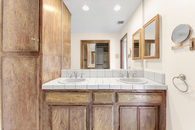 Building Photo - 2503 Brentwood Dr