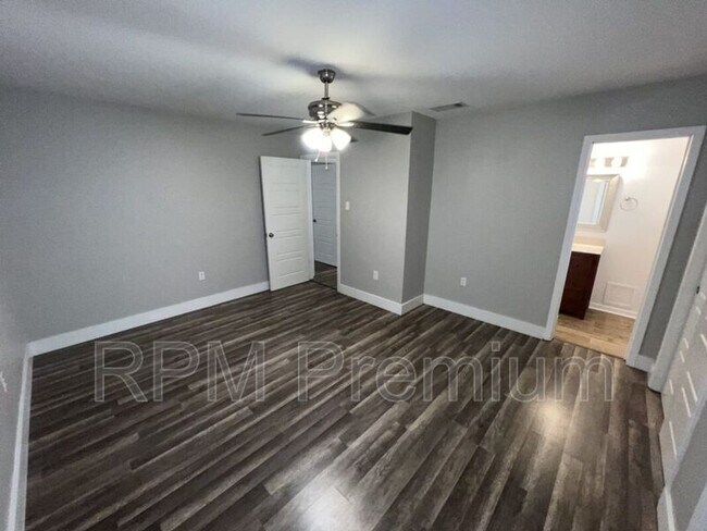 Building Photo - 464 Wilton Dr