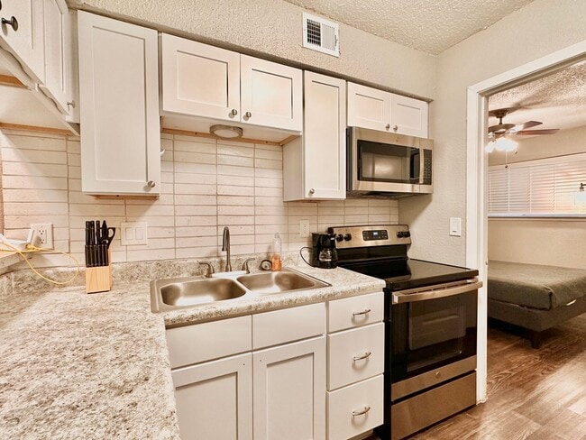 Building Photo - Premium North Campus 1x1 @ University Quarters