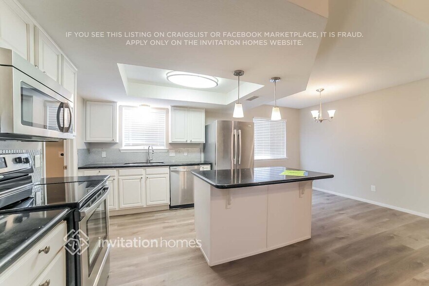 Building Photo - 2913 E Dolphin Ave