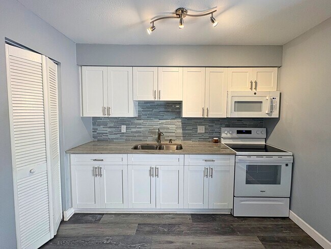 Building Photo - 427 6th Ave NE