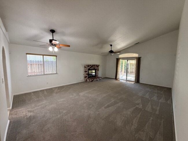 Building Photo - 4-bedroom Single Story home in Ripon!