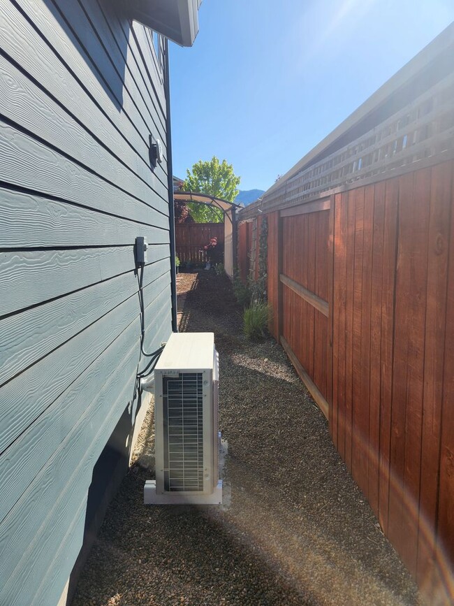 Building Photo - COMING SOON - Lovely Talent home - Can be ...