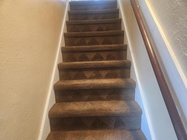 Building Photo - 801 N Gladstone Ave