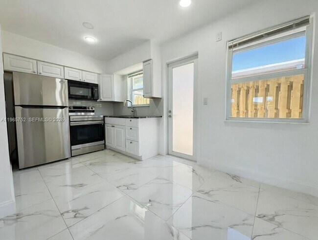 Building Photo - 2308 NW 3rd Ave