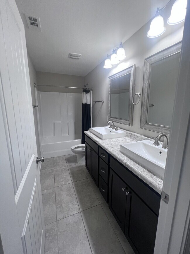 Building Photo - 426 Eisenhower Dr