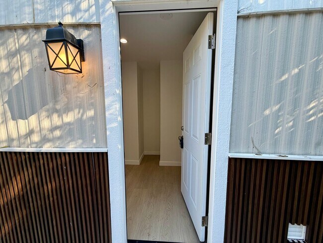 Building Photo - Charming 2 bed 2 bath home in Simi Valley!