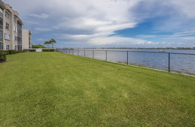 Building Photo - 1502 S Lakeside Dr