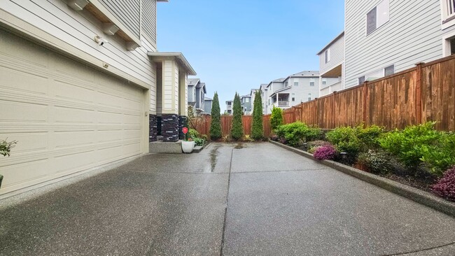 Building Photo - Beautiful, Light-Filled Home Bordering Protected Greenbelt