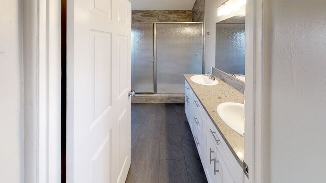 Building Photo - BIG House! Spacious bedrooms! Garage and Driveway Parking!