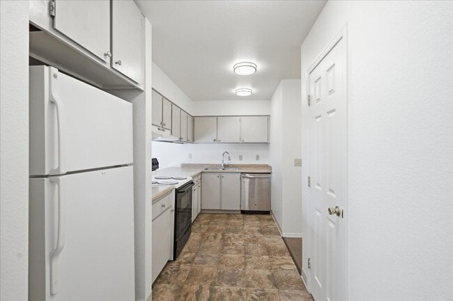 Building Photo - 900 N Wesglenn Cir