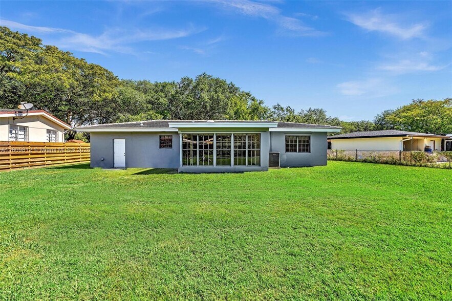 Building Photo - 418 S 57th Way