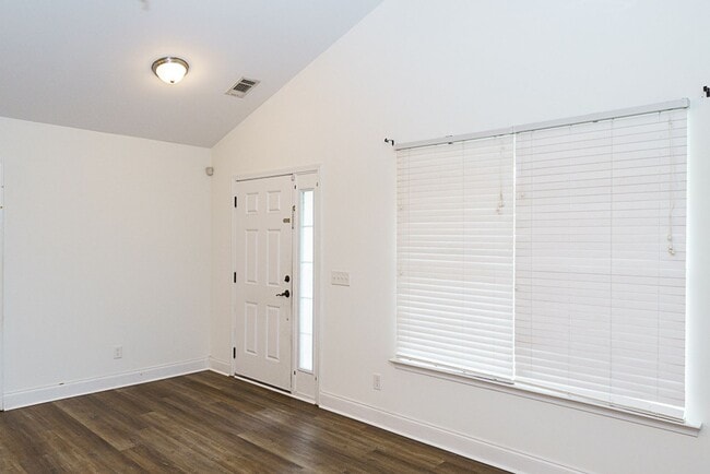 Building Photo - Three Bedroom House with Gated Backyard
