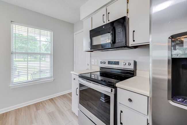 Building Photo - Spacious 3 Bedroom Home with Garage & Large Fenced Yard in Rincon