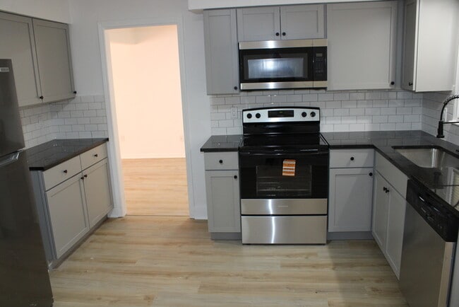 Building Photo - Spacious 5-bedroom, 2.5 full-bath home located in Shawnee, KS