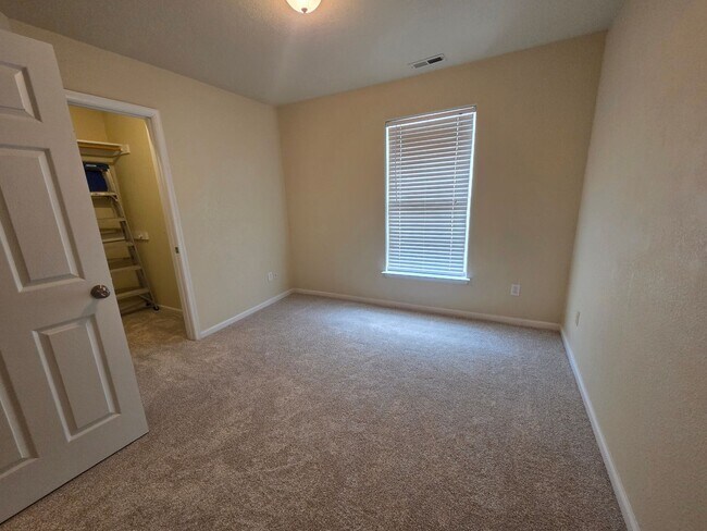 Building Photo - 3BD/3.5BA Townhouse in Town Center!  with Garage and Patio- First Floor Primary Suite