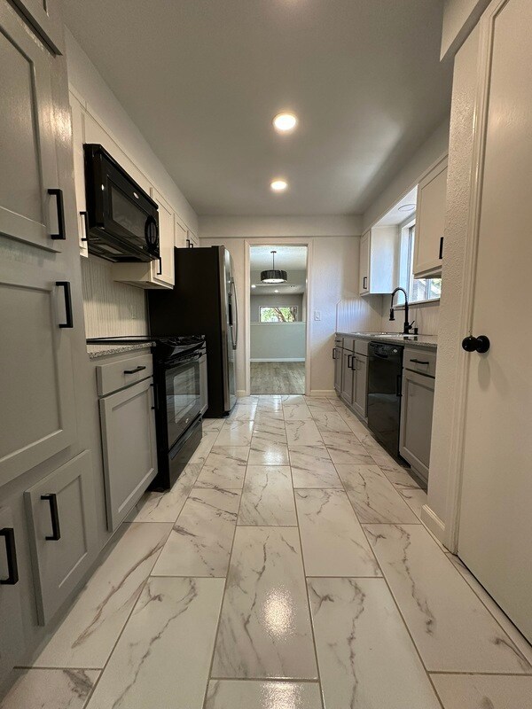 Building Photo - 8915 N Rockwell Dr