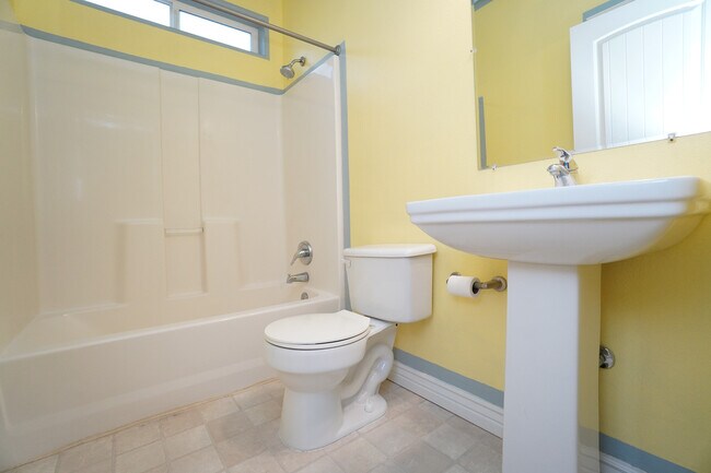 Building Photo - 11565 W Zachery Ave