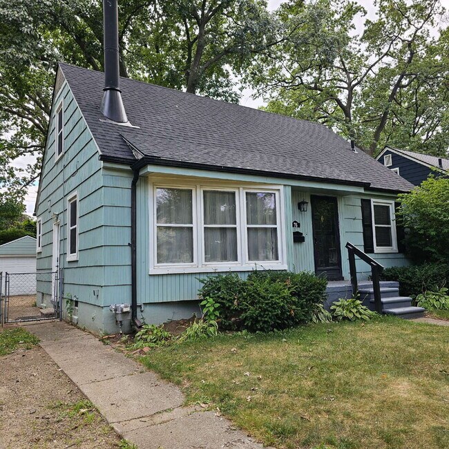 Primary Photo - 3 Bedroom Bungalow w/ Hardwood Floors Clos...