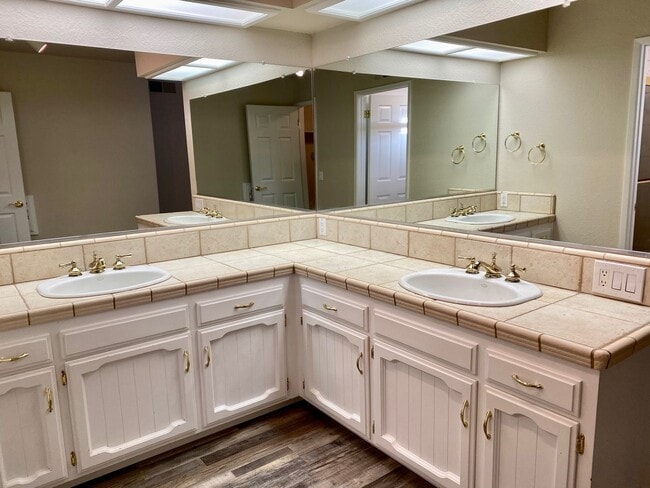 Building Photo - $2,250 Armstrong & Sierra, Beautiful 3 Bed...