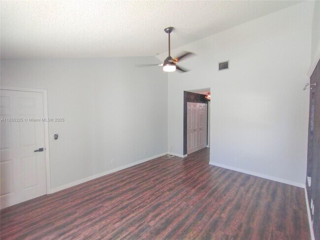 Building Photo - 5780 Sun Pointe Cir