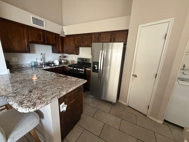 Building Photo - 2 Bedroom 2 bath private enclosed yard for