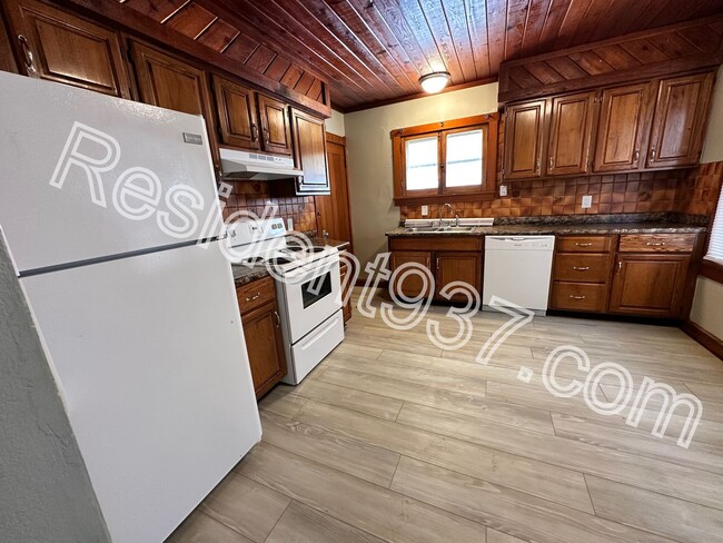 Building Photo - Updated 2 Bed 1 Bath home