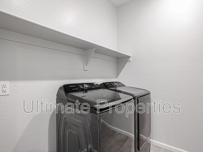 Building Photo - 17986 Avenida del Sol W