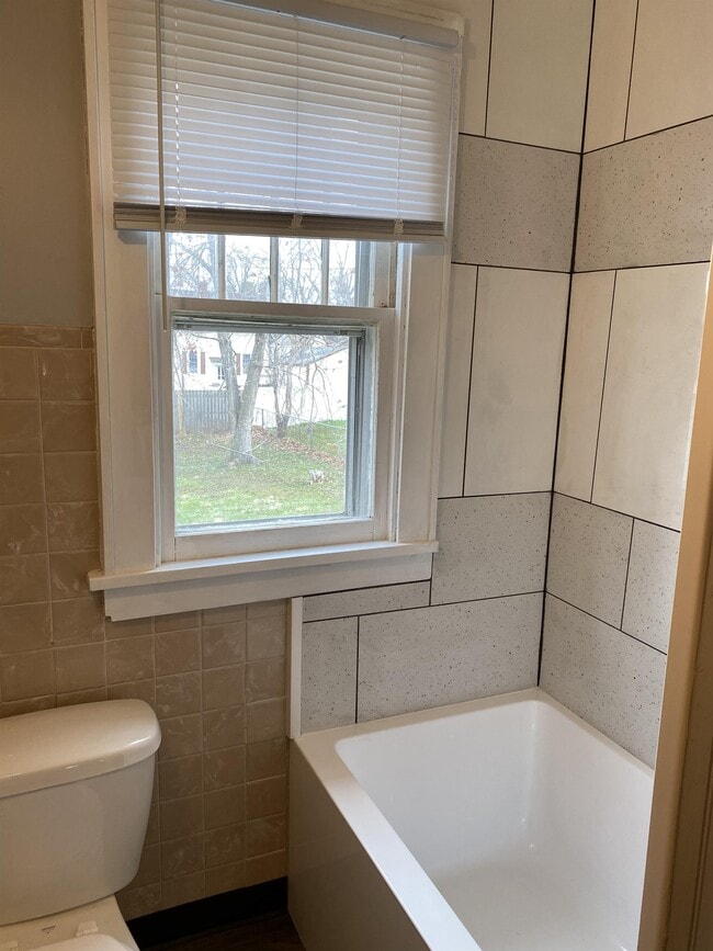 Building Photo - 1285 Lincoln Dr