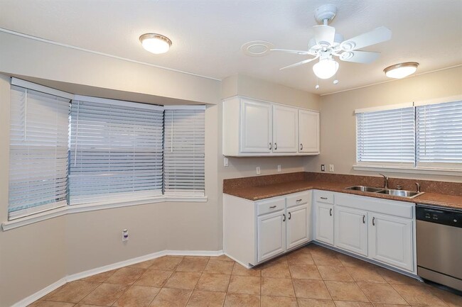 Building Photo - 613 W Castle Harbour Dr