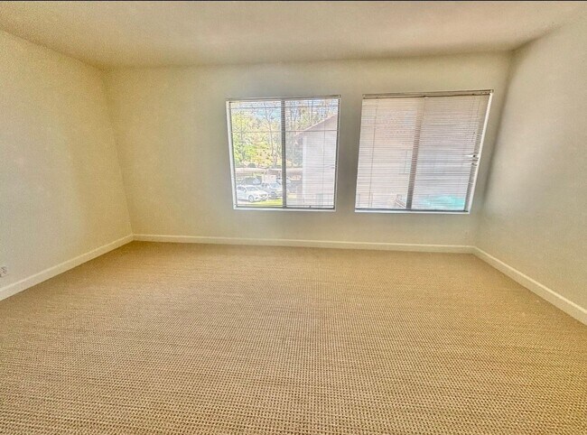 Building Photo - 2 bedroom 1.5 bath condo in Cedar Glen
