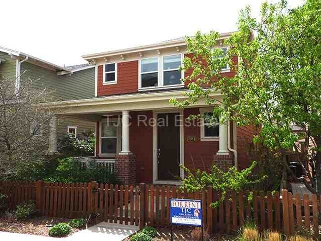 Building Photo - Fenced Front Yard!