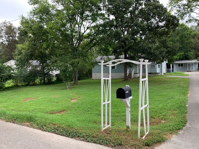 Building Photo - Mount Juliet three bedroom two bath in the...
