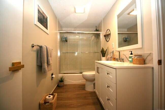 Building Photo - 7 Twin Oak Ct