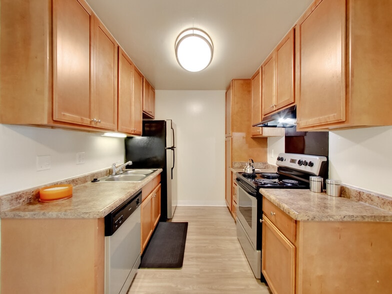 Primary Photo - Lakeside Village