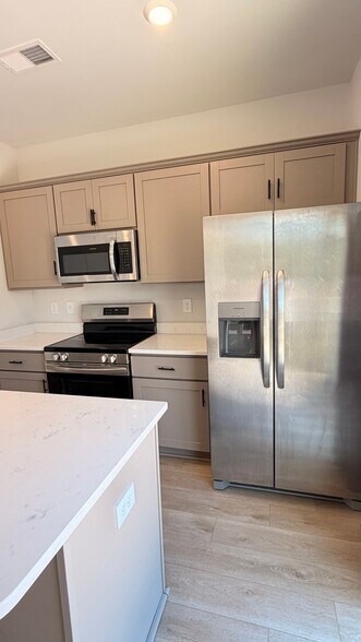 Building Photo - 1456 Donhill Dr