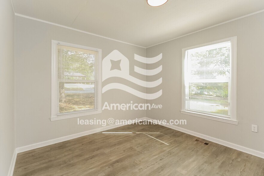 Building Photo - 111 Camellia Cir