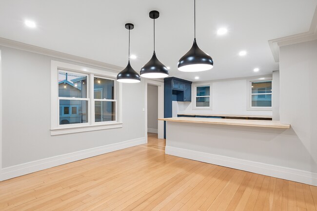 Building Photo - Charming Downtown Home!