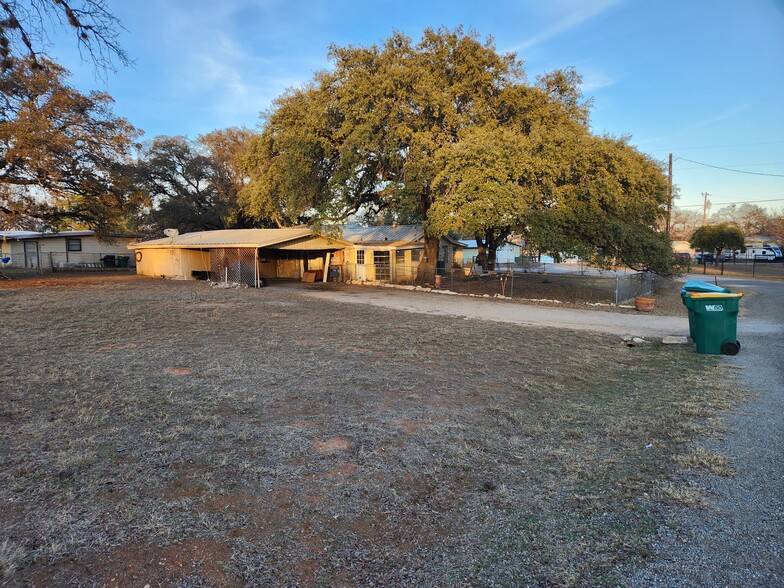 Long view of side yard - 1906 Belaire Dr