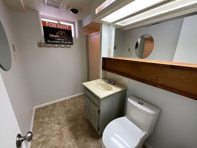 Building Photo - 4 Bedroom 2 Bath 2 Car Garage Home- Dog Friendly and RV parking.