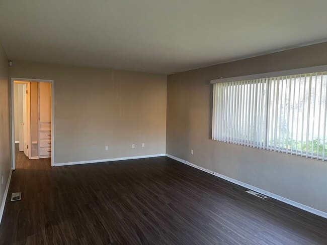 Building Photo - 300 Pacific St