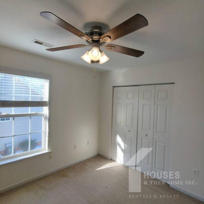 Building Photo - 18 Whitethorn Ln