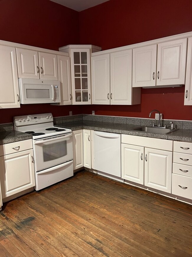 Building Photo - Savannah 1ST Floor of Duplex on Whitaker S...