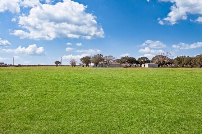 Building Photo - 2445 Woods Rd